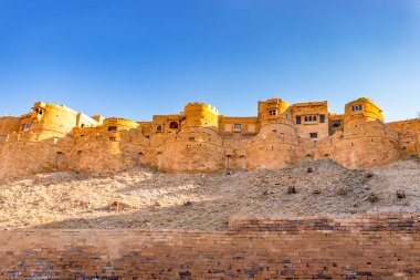 Antik miras Jaisalmer Kalesi Sabah parlak gökyüzü ile vintage manzara