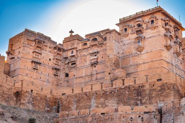 Antik miras Jaisalmer Kalesi Sabah parlak gökyüzü ile vintage manzara