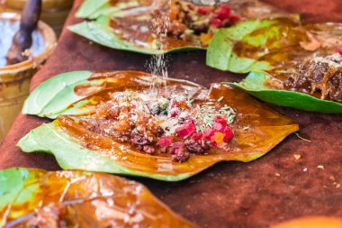 Farklı açılardan yemek malzemeleriyle betel yaprağı