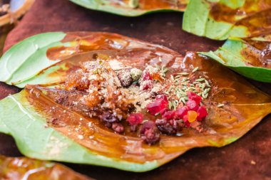 Farklı açılardan yemek malzemeleriyle betel yaprağı