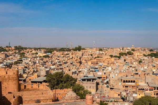 沙漠城市建筑景观 白天从平坦的角度俯瞰明亮的蓝天 — 图库照片