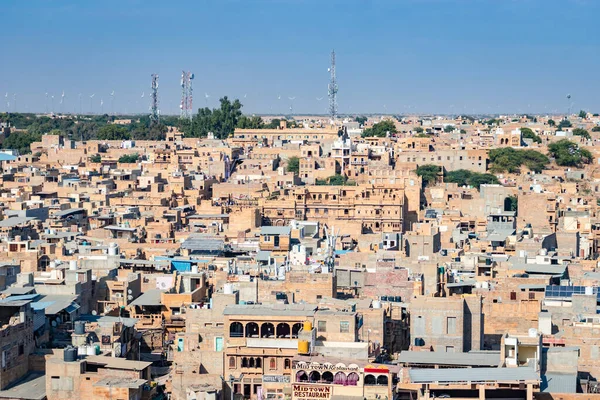 沙漠城市建筑景观 白天从平坦的角度俯瞰明亮的蓝天 — 图库照片
