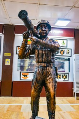 Savaş anıtında omuz füzelerini gösteren Hint askeri heykeli 25 Ocak 2023 'te Jaisalmer Savaş Anıtı Hindistan' da çekildi..