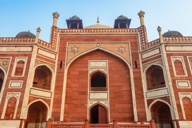 Humayun mezarının dış görünüşü sisli bir sabahta eşsiz bir perspektiften