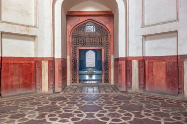 Humayun mezarı sabahleyin eşsiz bir perspektiften içeriye bakıyor.