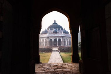 Humayun Mezarı 'ndan Nila Gumbad. Sisli bir sabahta eşsiz bir perspektiften dış görünüş.