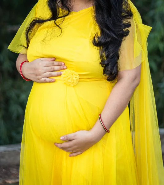 Νέες Έγκυες Γυναίκες Δείχνουν Γύρω Κοιλιά Μήτρα Της Χέρι Κίτρινο — Φωτογραφία Αρχείου