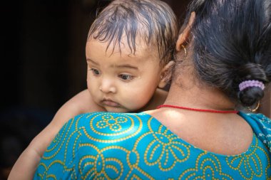 Bebek yüz ifadesi, düz bir açıyla büyükannenin omzuna yattıktan sonra kendini ifade ediyor.
