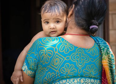Bebek yüz ifadesi, düz bir açıyla büyükannenin omzuna yattıktan sonra kendini ifade ediyor.