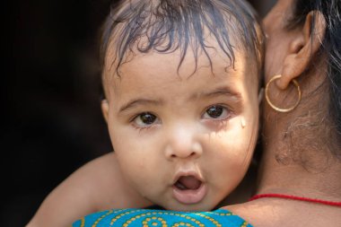 Bebek yüz ifadesi, düz bir açıyla büyükannenin omzuna yattıktan sonra kendini ifade ediyor.