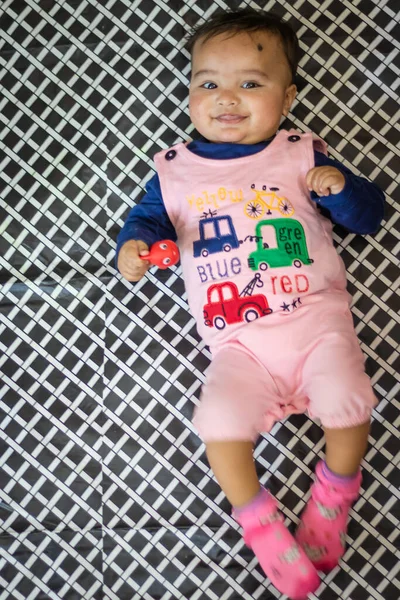 Lindo Bebé Facial Expresando Desde Arriba Ángulo Tiro Interior —  Fotos de Stock