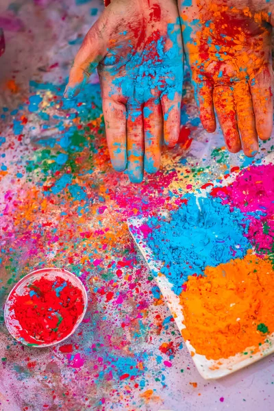 Holi kutlamasında renkli bir el Düz açıdan çok renkli