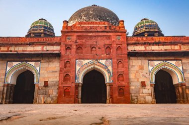 Humayun Mezarı 'nın Camii ve Mezarı. Sisli bir sabahta eşsiz bir perspektiften dış görünüş.