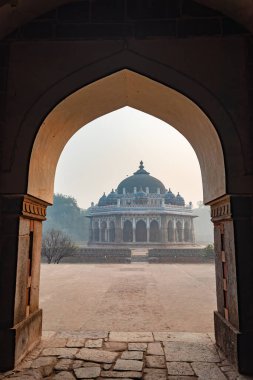 Humayun Mezarı 'ndan Nila Gumbad. Sisli bir sabahta eşsiz bir perspektiften dış görünüş.