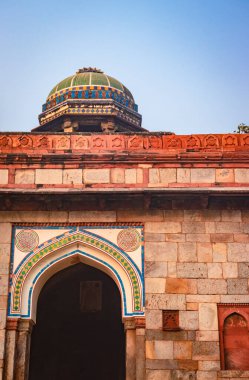 Humayun Mezarı 'nın Camii ve Mezarı. Sisli bir sabahta eşsiz bir perspektiften dış görünüş.