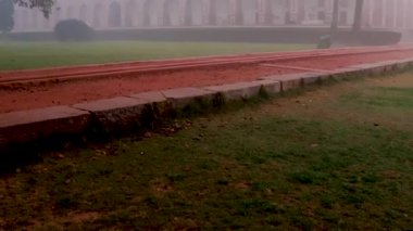 Sisli bir sabahta, Humayun 'un mezarı Delhi Hindistan' da eşsiz bir bakış açısıyla çekildi..