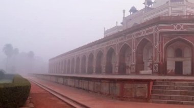 Sisli bir sabahta, Humayun 'un mezarı Delhi Hindistan' da eşsiz bir bakış açısıyla çekildi..