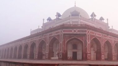 Sisli bir sabahta, Humayun 'un mezarı Delhi Hindistan' da eşsiz bir bakış açısıyla çekildi..