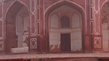 Sisli bir sabahta, Humayun 'un mezarı Delhi Hindistan' da eşsiz bir bakış açısıyla çekildi..