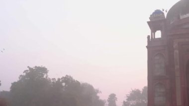 Sisli bir sabahta Delhi Hindistan 'da eşsiz bir perspektiften çekilen humayun mezar girişi..