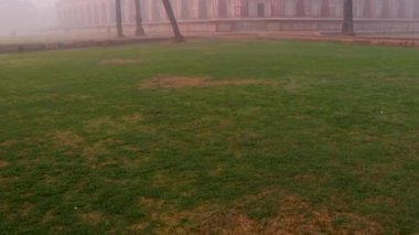 Sisli bir sabahta, Humayun 'un mezarı Delhi Hindistan' da eşsiz bir bakış açısıyla çekildi..
