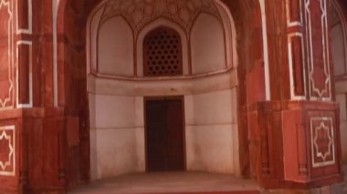 Sisli bir sabahta, Humayun 'un mezarı Delhi Hindistan' da eşsiz bir bakış açısıyla çekildi..