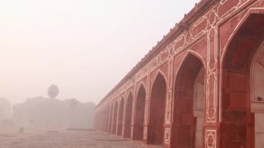 Sisli bir sabahta, Humayun 'un mezarı Delhi Hindistan' da eşsiz bir bakış açısıyla çekildi..