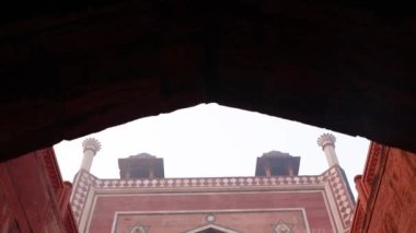 Sisli bir sabahta, Humayun 'un mezarı Delhi Hindistan' da eşsiz bir bakış açısıyla çekildi..
