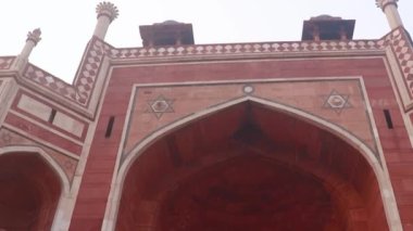Sisli bir sabahta, Humayun 'un mezarı Delhi Hindistan' da eşsiz bir bakış açısıyla çekildi..