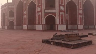 Sisli bir sabahta, Humayun 'un mezarı Delhi Hindistan' da eşsiz bir bakış açısıyla çekildi..