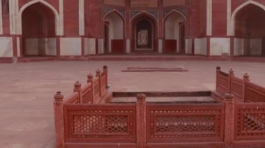 Sisli bir sabahta, Humayun 'un mezarı Delhi Hindistan' da eşsiz bir bakış açısıyla çekildi..