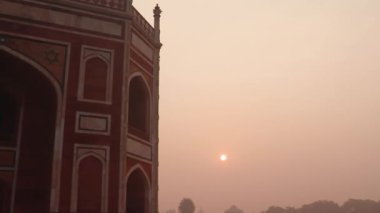 Sisli bir sabahta, Humayun 'un mezarı Delhi Hindistan' da eşsiz bir bakış açısıyla çekildi..