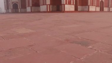 Sisli bir sabahta, Humayun 'un mezarı Delhi Hindistan' da eşsiz bir bakış açısıyla çekildi..