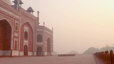 Sisli bir sabahta, Humayun 'un mezarı Delhi Hindistan' da eşsiz bir bakış açısıyla çekildi..