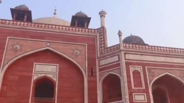 Sisli bir sabahta, Humayun 'un mezarı Delhi Hindistan' da eşsiz bir bakış açısıyla çekildi..