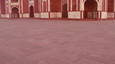 Sisli bir sabahta, Humayun 'un mezarı Delhi Hindistan' da eşsiz bir bakış açısıyla çekildi..