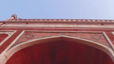 Sisli bir sabahta, Humayun 'un mezarı Delhi Hindistan' da eşsiz bir bakış açısıyla çekildi..