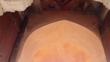 Humayun Mezarı 'ndan Nila Gumbad. Sisli bir sabahta eşsiz bir perspektiften dış görünüş.