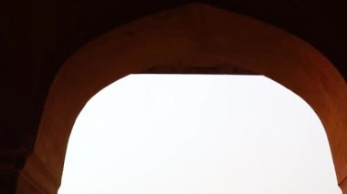 Humayun Mezarı 'ndan Nila Gumbad. Sisli bir sabahta eşsiz bir perspektiften dış görünüş.