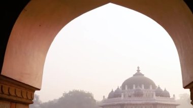 Humayun Mezarı 'ndan Nila Gumbad. Sisli bir sabahta eşsiz bir perspektiften dış görünüş.