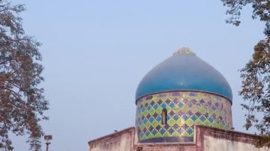 Humayun Mezarı 'ndan Sabz Burj. Sisli bir sabahta eşsiz bir perspektiften dış görünüş.