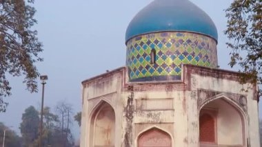 Humayun Mezarı 'ndan Sabz Burj. Sisli bir sabahta eşsiz bir perspektiften dış görünüş.