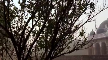 Humayun Mezarı 'ndan Nila Gumbad. Sisli bir sabahta eşsiz bir perspektiften dış görünüş.