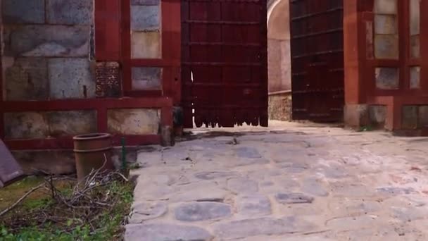 Humayun Gerbang Masuk Makam Tampilan Pagi Berkabut Dari Perspektif Yang — Stok Video