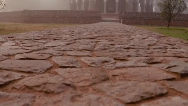 ユニークな視点から見た朝の霧の中の墓外観のニラ グムバッド — ストック動画