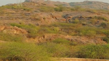 Günbatımında gökyüzü olan el değmemiş bir göl.