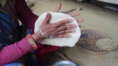 Kadınlar geleneksel olarak köyün farklı açılarından pirinç ekmeği yapıyorlar.