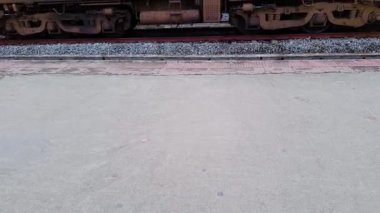 Farklı açılardan çekilen videolarla, Hint demiryolu tren motoru Guwahati tren istasyonu Assam Hindistan 'da, Mar 02 2023..