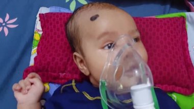 Ezolize edilmiş solunan ilaçlar için nebulizör solumuş bebek.