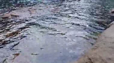 Adam sabah düz açıdan doğal şelalenin tadını çıkarıyor.